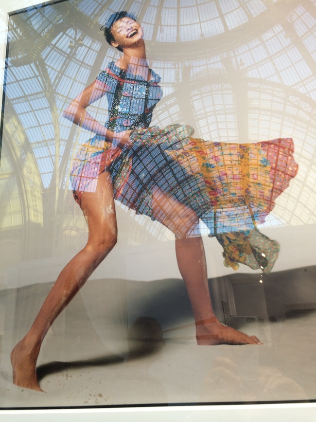 Отражение стеклянного купола Гран-Пале на фотографии Линды Евангелисты в рекламной кампании Versace. Фото Сьюзи Менкес