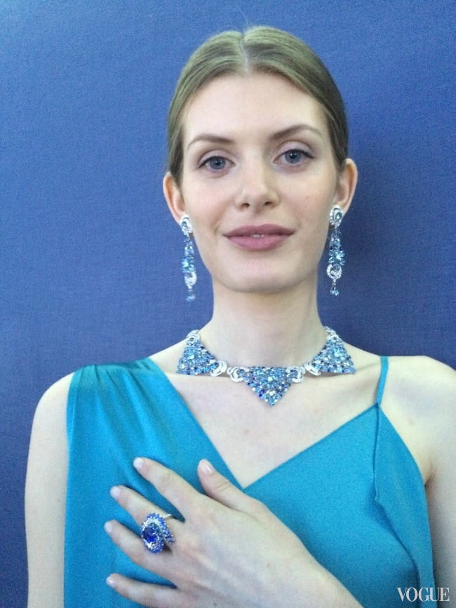 ADRIATIC SEA: Lagune Pr?cieuse white gold necklace and earrings with diamonds sapphires and aquamarines. Mer des ?toiles ring with a Sri Lankan sapphire from the ARABIAN SEA collection