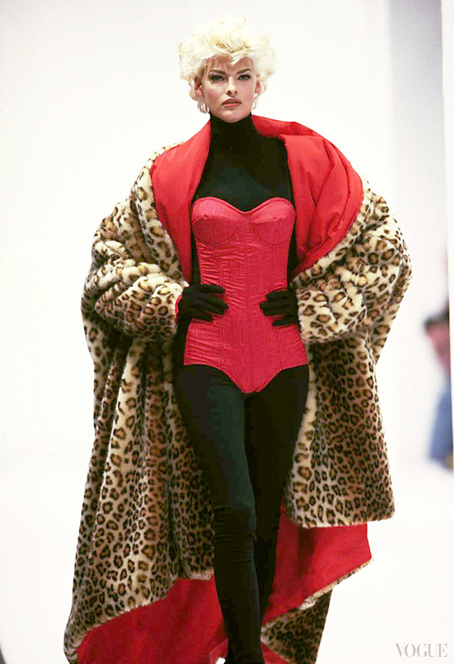 Линда Евангелиста в нашумевшем корсете Dolce & Gabbana осень/зима 91/92, коллекция "Пин-ап"