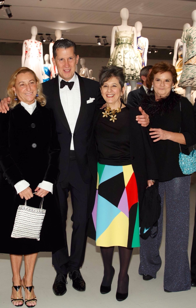 Слева направо: Миуччиа Прада с кураторами Стефано Тонки, Мария Луиза Фриза и Анна Маттироло
