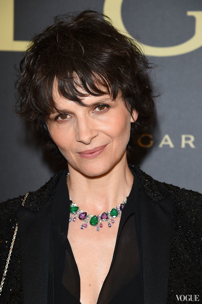 Juliette Binoche wears a necklace of emerald and pink diamon 'leaves' and 'buds' Bulgari Haut