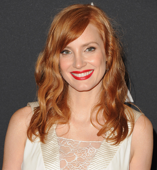 Джессика Честейн, макияж с золотыми тенями, макияж с красной помадой