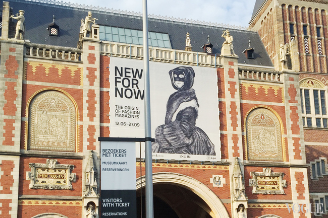 The banner for the New for Now exhibition, displayed on the facade of Amsterdam’s Rijksmuseum
