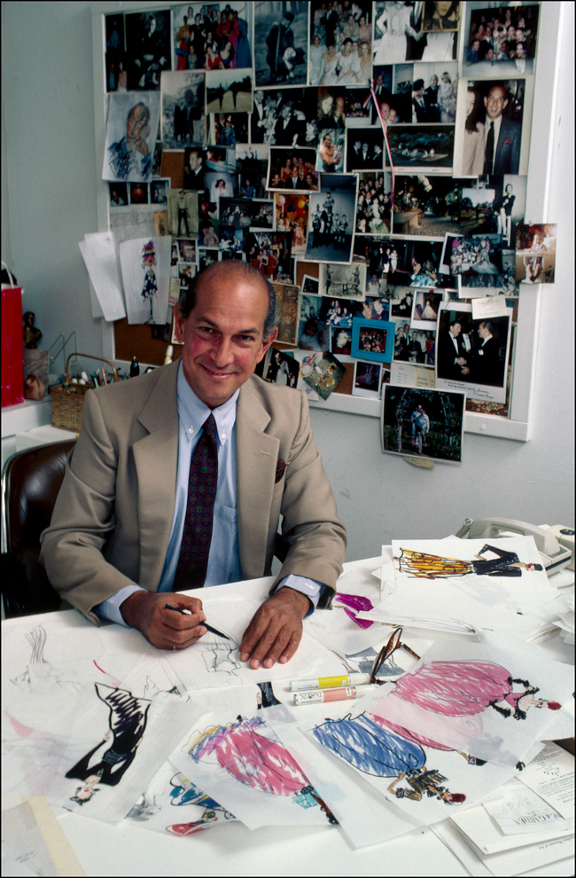 Oscar de la Renta with his designs, June 1985