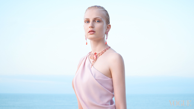 MEDITERRANEAN SEA: Flamant corail “pink flamingo” detachable necklace with pink and red coral, pink gold and sapphires, peridots and onyx with matching earrings