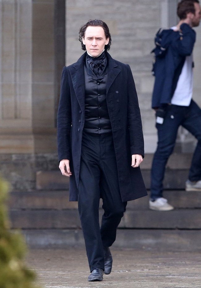 Том Хиддлстон на съемках "Багрового пика" Том Хиддлстон на съемках "Багрового пика"